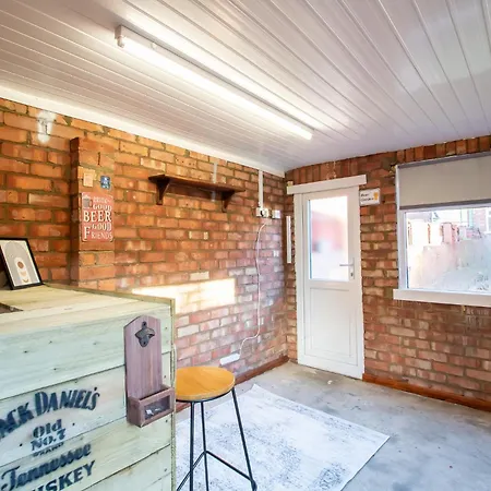 Outhouse Hideaway! Perfect For Long Garden * Middlesbrough